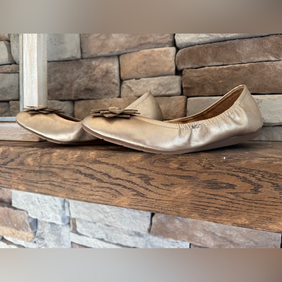 Mootsies Tootsies Gold Flats - Picture 4 of 6